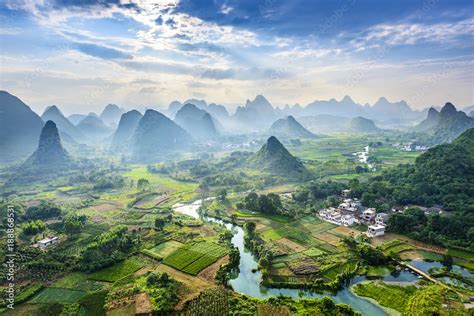  Fuboberget – En panoramisk blick över Guilin och dess fantastiska kalkstensformationer!