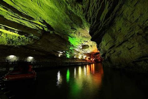  Xianshui Cave: En Vandrande Underjordisk Verld av Kristalliserad Skönhet!