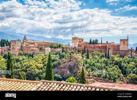 Alhambra i Granada – En historisk fästning med en magisk atmosfär!