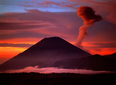 Gunung Merapi: Den brinnande vulkanen som fascinerar och skrämmer!