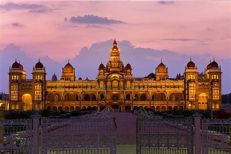 Mysore Palace! En historisk skattkammare fylld med överdådiga detaljer och kunglig prakt