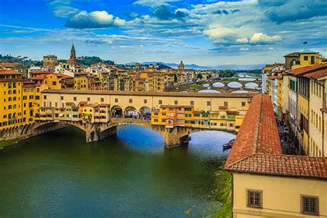 Ponte Vecchio: En romantisk bro fylld med historiska juveler!