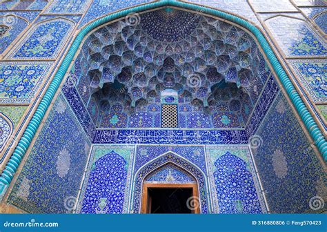  Shahzadeh Mahmoud Mausoleum – Ett mästerverk av Safavid-arkitektur med ett mysteriöst förflutet!